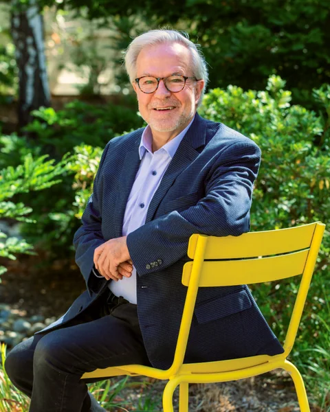Roger Hartley, portrait