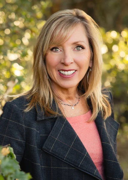 Kristin Hull, portrait
