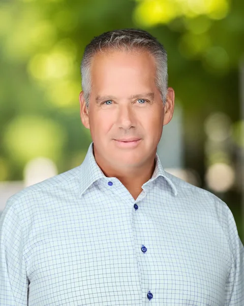 Shane Hiller, portrait