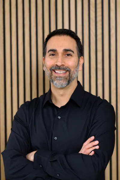 Alex Chalekian, portrait