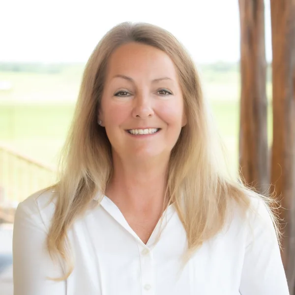 Bobbi Cannon, portrait