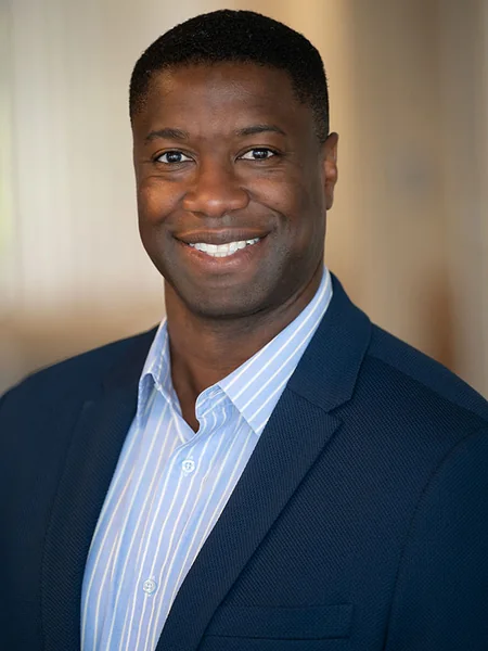 Warren Mayshak, portrait